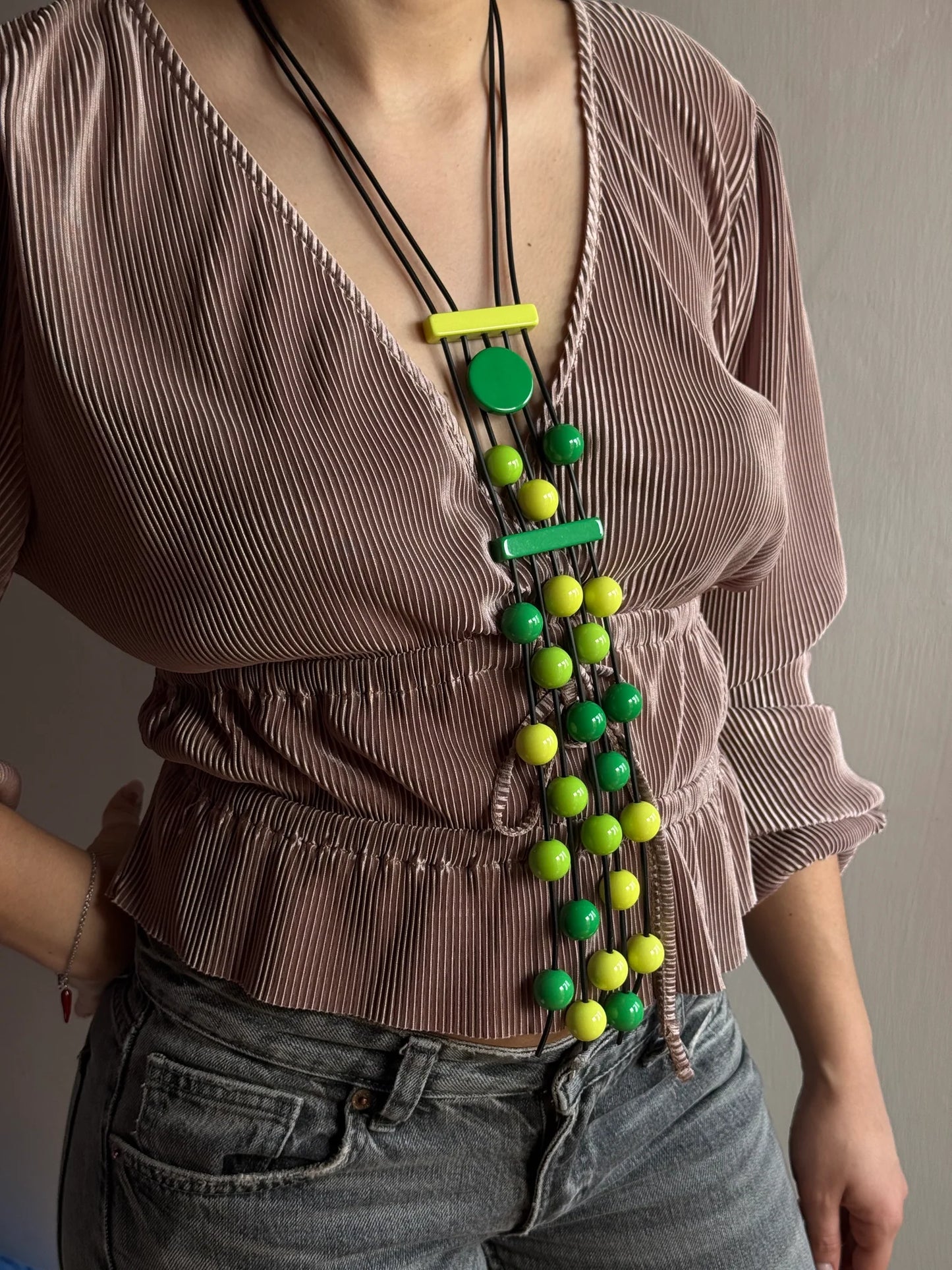 EM SIngapore Green and Black Necklace